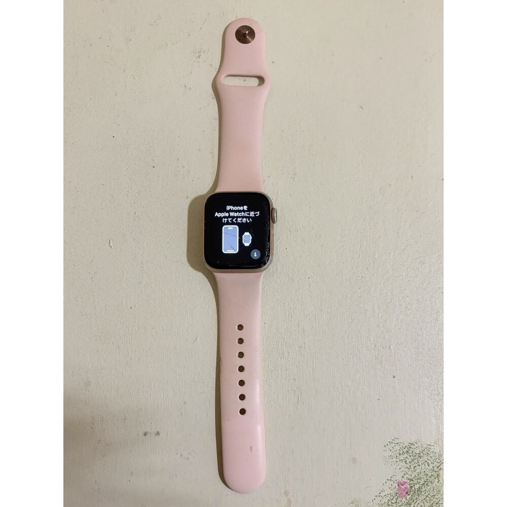 Apple Watch Series 4 40mm 16GB GPS Aluminum Rose Gold Cracked Screen w/ Charger